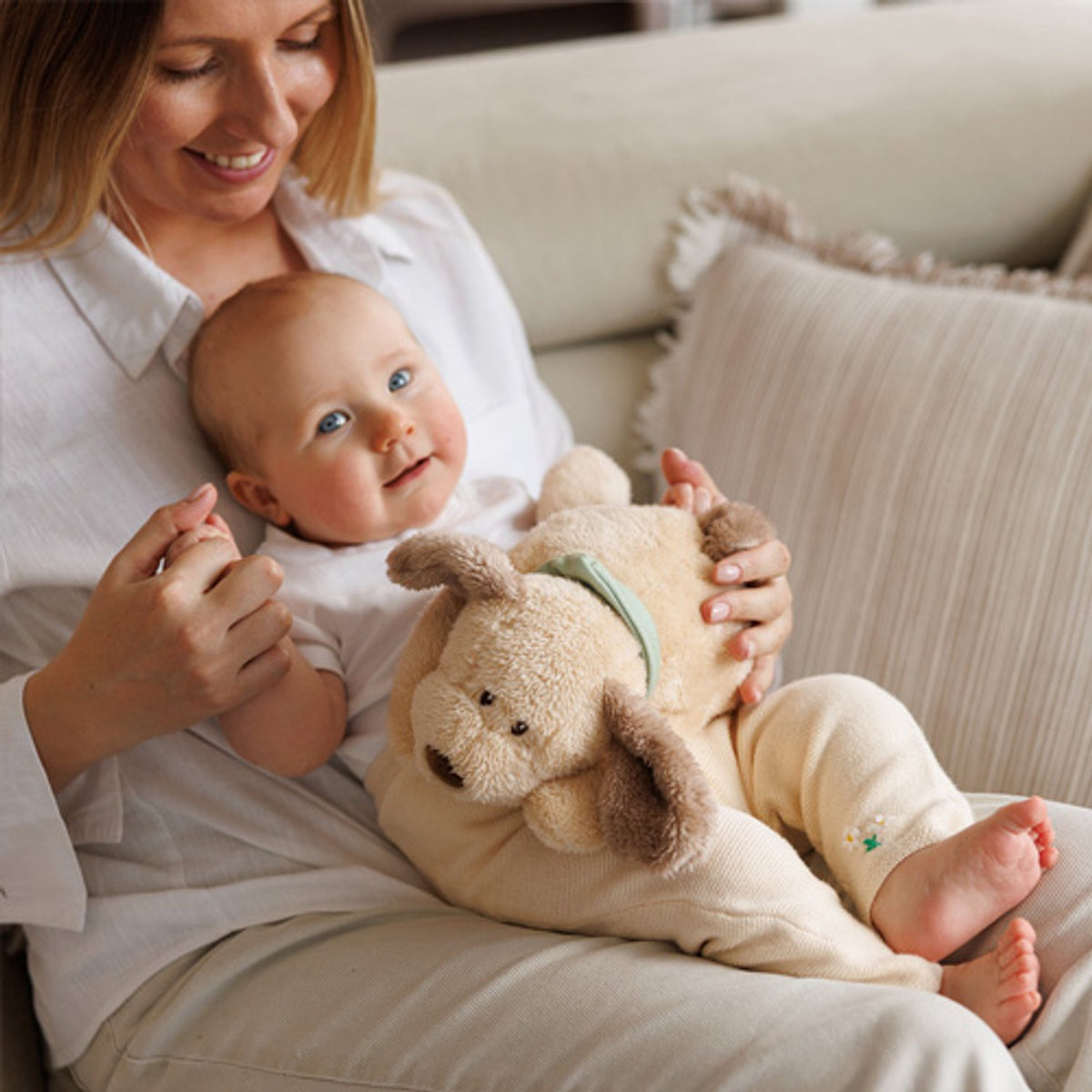 Moeder met baby en de kersenpitknuffel op schoot