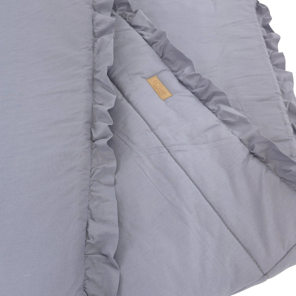 Bedomrander – FRILL Collectie – Grijs – 180×32 cm – met sierlijke ruches – ademend katoen – met striklinten