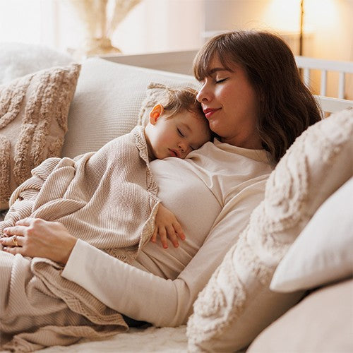 Moeder en kind met bamboe babydeken met kantrand Zandbeige