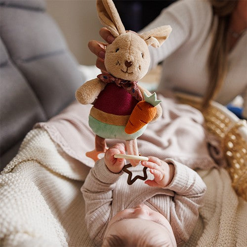 Baby met het hangspeeltje Rabbit Karo