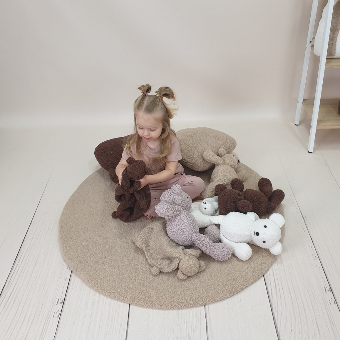 Rond speelkleed van teddy boucle in beige en bruin, met zichtbare zachte structuur van de stof