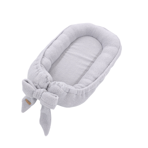 Soosie teddy babynestje in een rustige babykamer