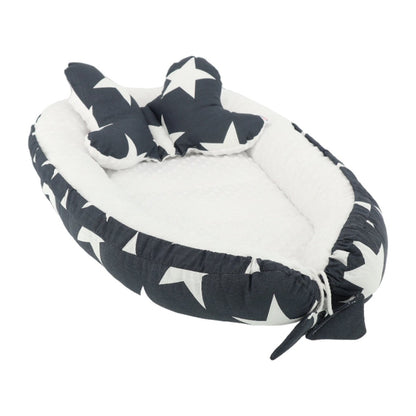 Soosie babynestje Minky-collectie, katoen met sterrenprint en witte minky binnenzijde, met kussentje