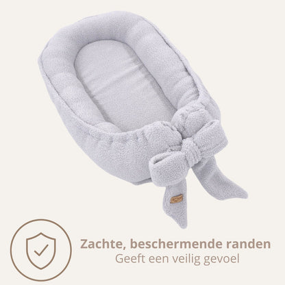 Soosie Teddy Bow babynestje met strik, grijs — zachte beschermende randen