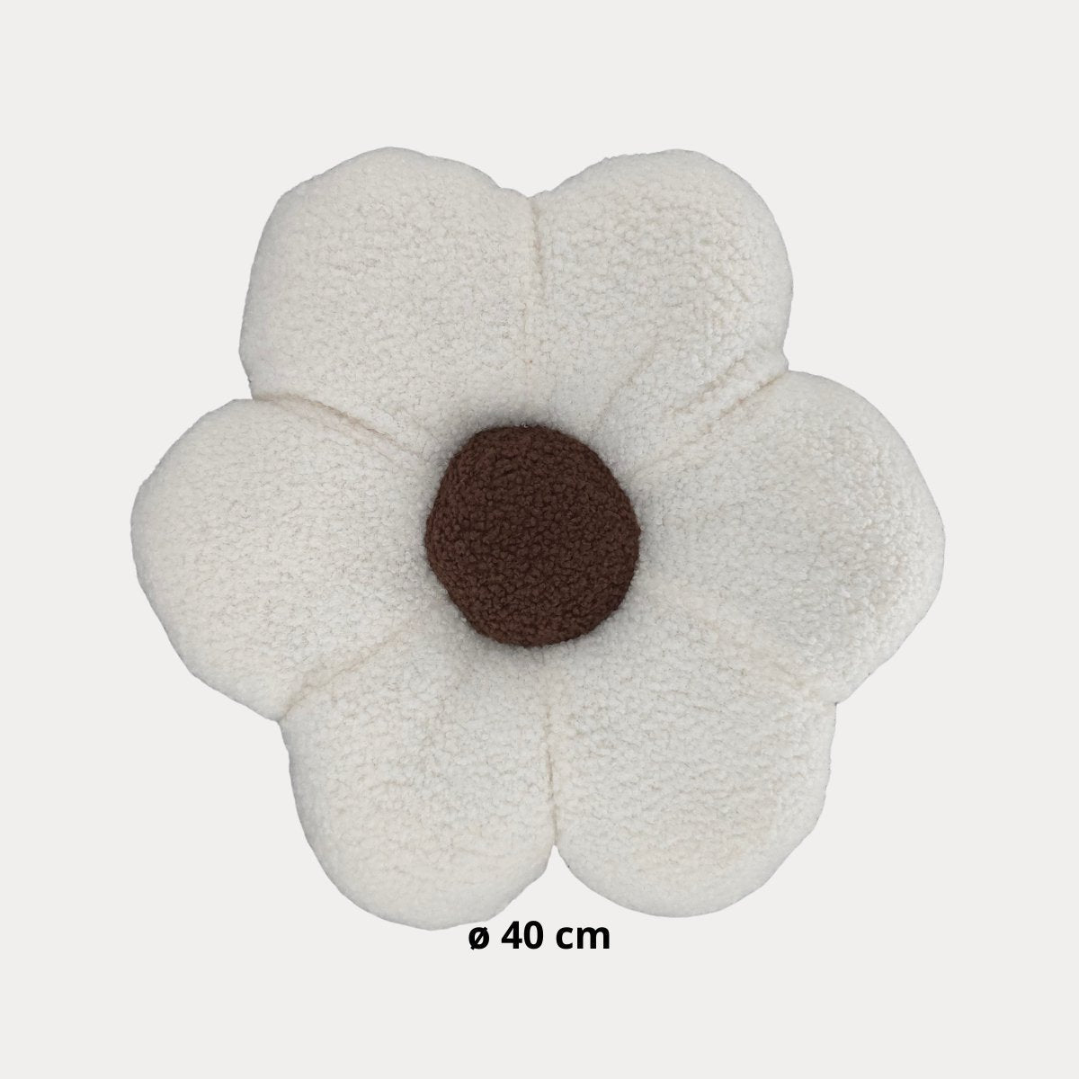 Crème bloemkussen met bruin hart in een babykamer