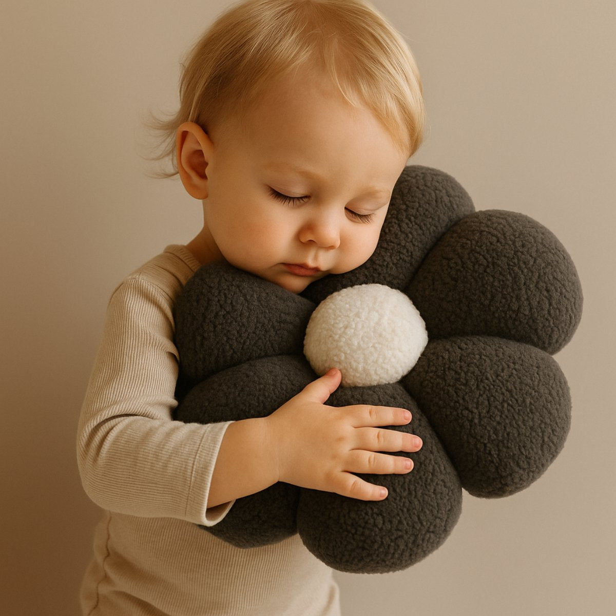 Detail van het grijze teddy bouclé bloemkussen