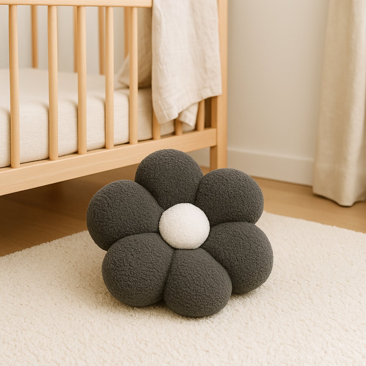 Sierkussen Bloem van teddy bouclé in grijs met crème hart, Ø 40 cm