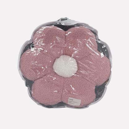 Detail van het zacht roze teddy bouclé bloemkussen met crème hart