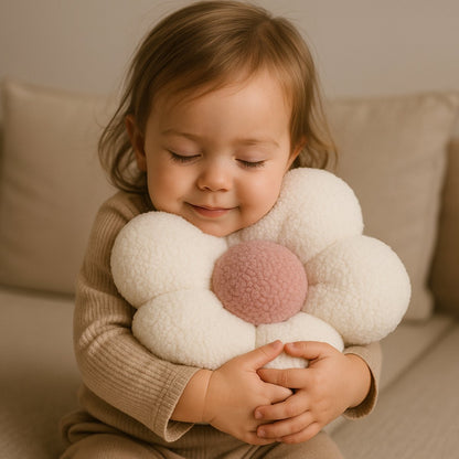 Detail van het crème teddy bouclé bloemkussen met roze hart