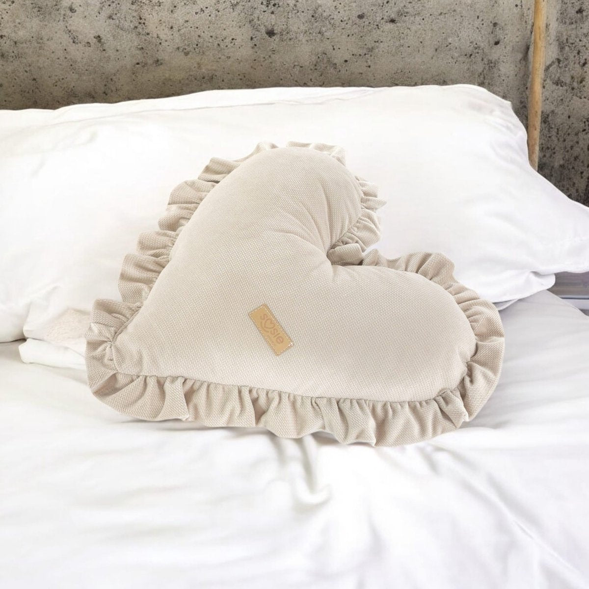 Soosie sierkussen hart GLAMOUR velvet beige op een bed