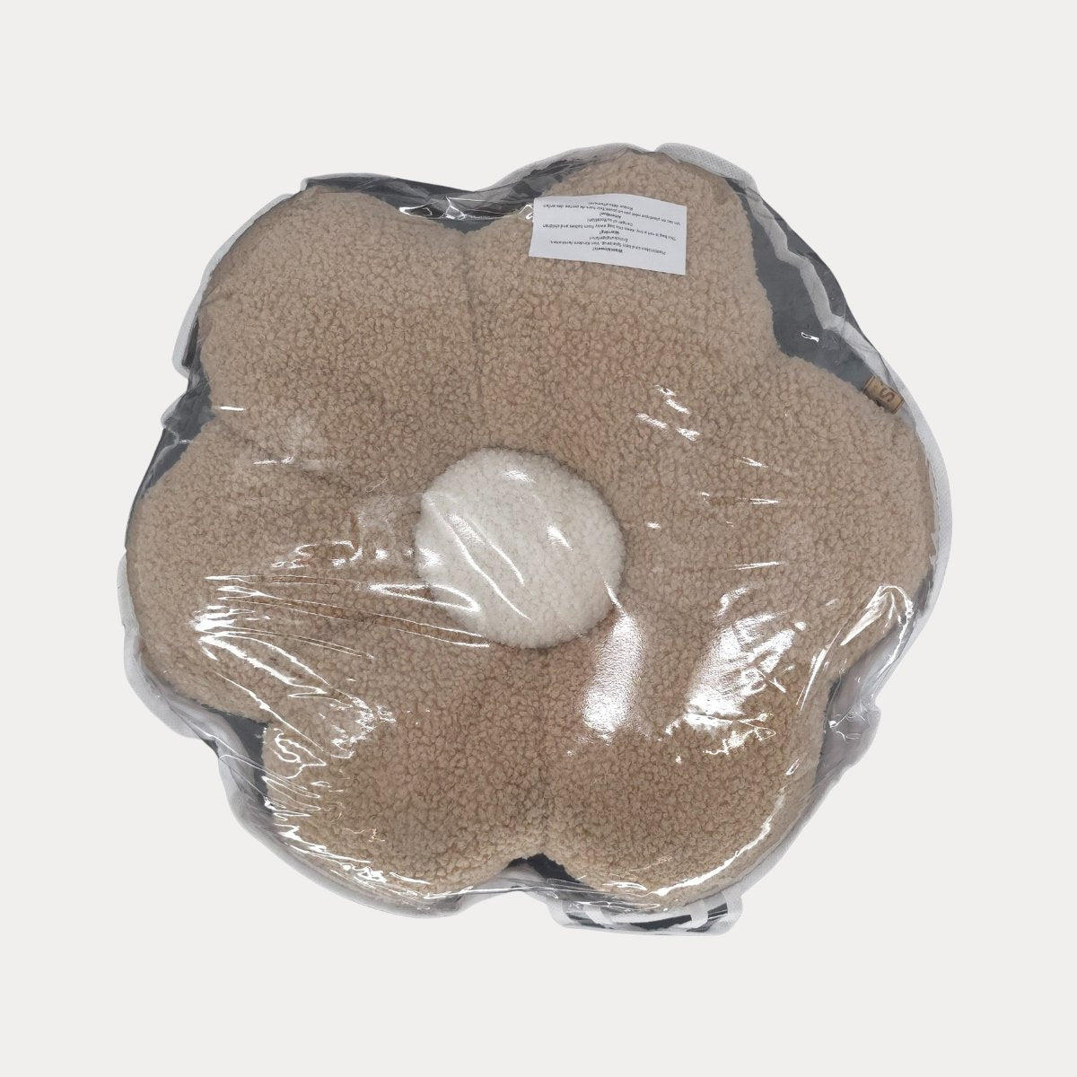 Detail van het beige teddy bouclé bloemkussen met crème hart
