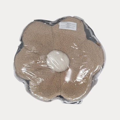 Detail van het beige teddy bouclé bloemkussen met crème hart