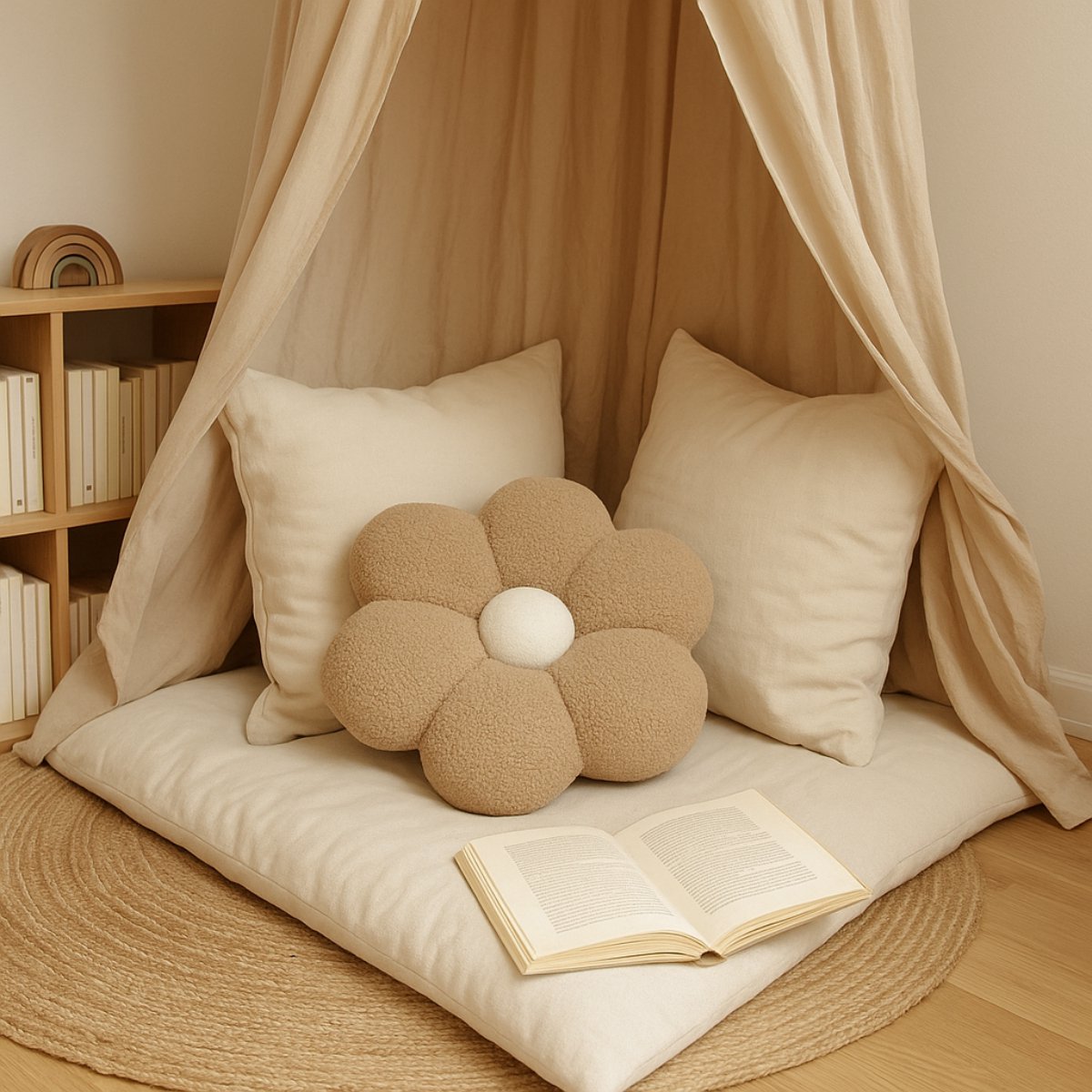 Beige bloemkussen met crème hart in een babykamer