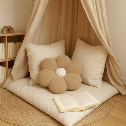 Beige bloemkussen met crème hart in een babykamer