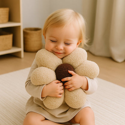 Sierkussen Bloem beige met bruin hart, zijaanzicht