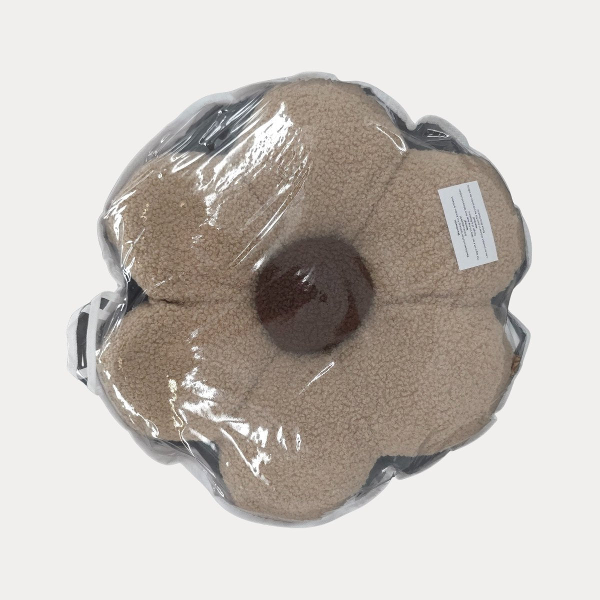 Sierkussen Bloem beige met bruin hart op een babykamervloer