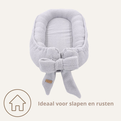 Soosie Teddy Bow babynestje met strik, grijs — vooraanzicht met strik