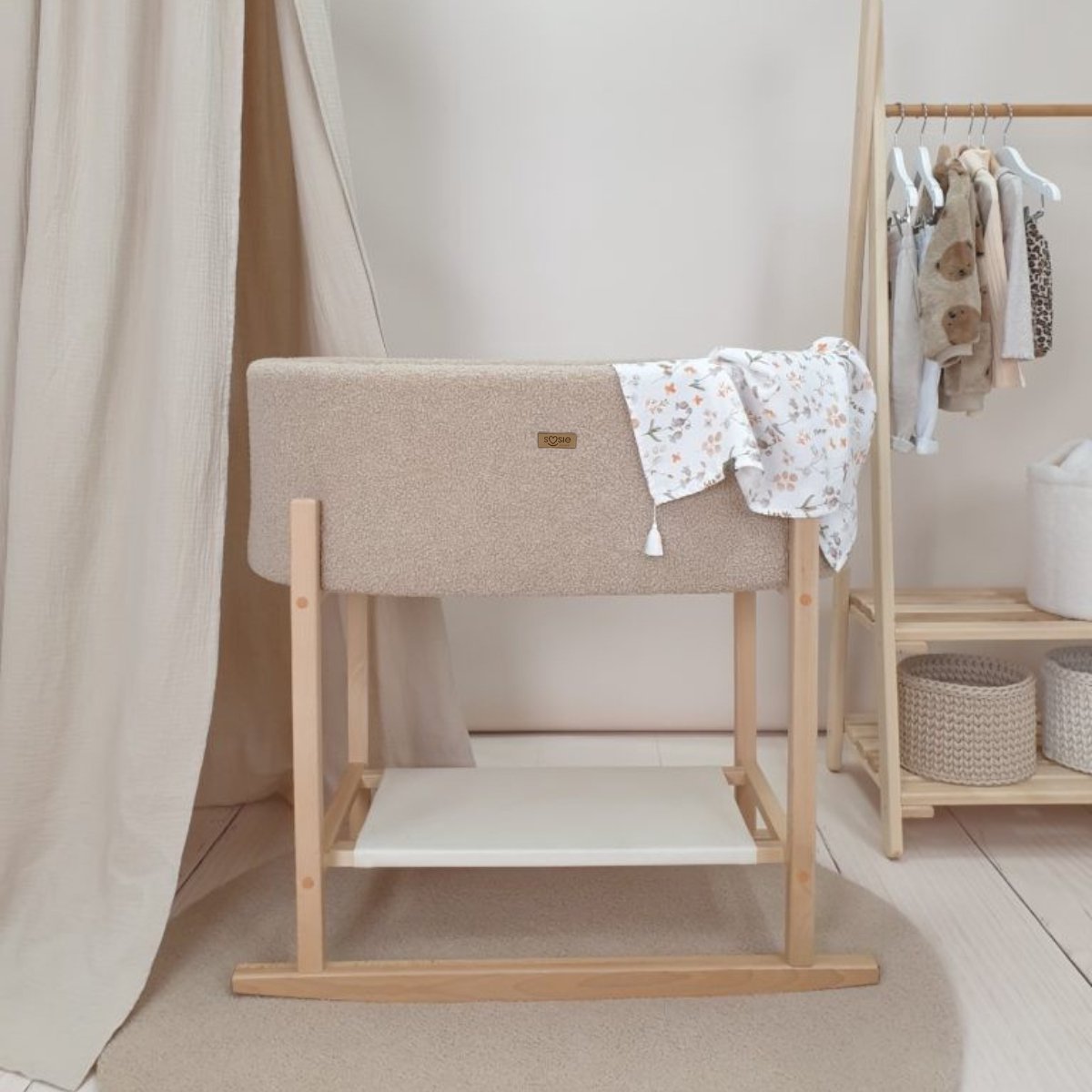 Soosie - Teddy Bouclé - Mozesmand - Baby Wieg met Schommelbasis - Natuurlijk Beukenhout – Beige – 75×36 – Met Matras