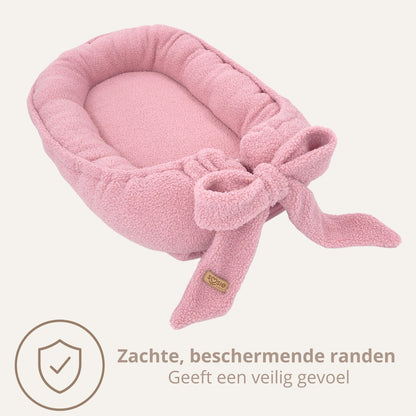 Soosie Teddy Bow babynestje met strik, roze — zachte beschermende randen
