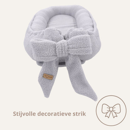 Soosie Teddy Bow babynestje met strik, grijs — stijlvolle decoratieve strik