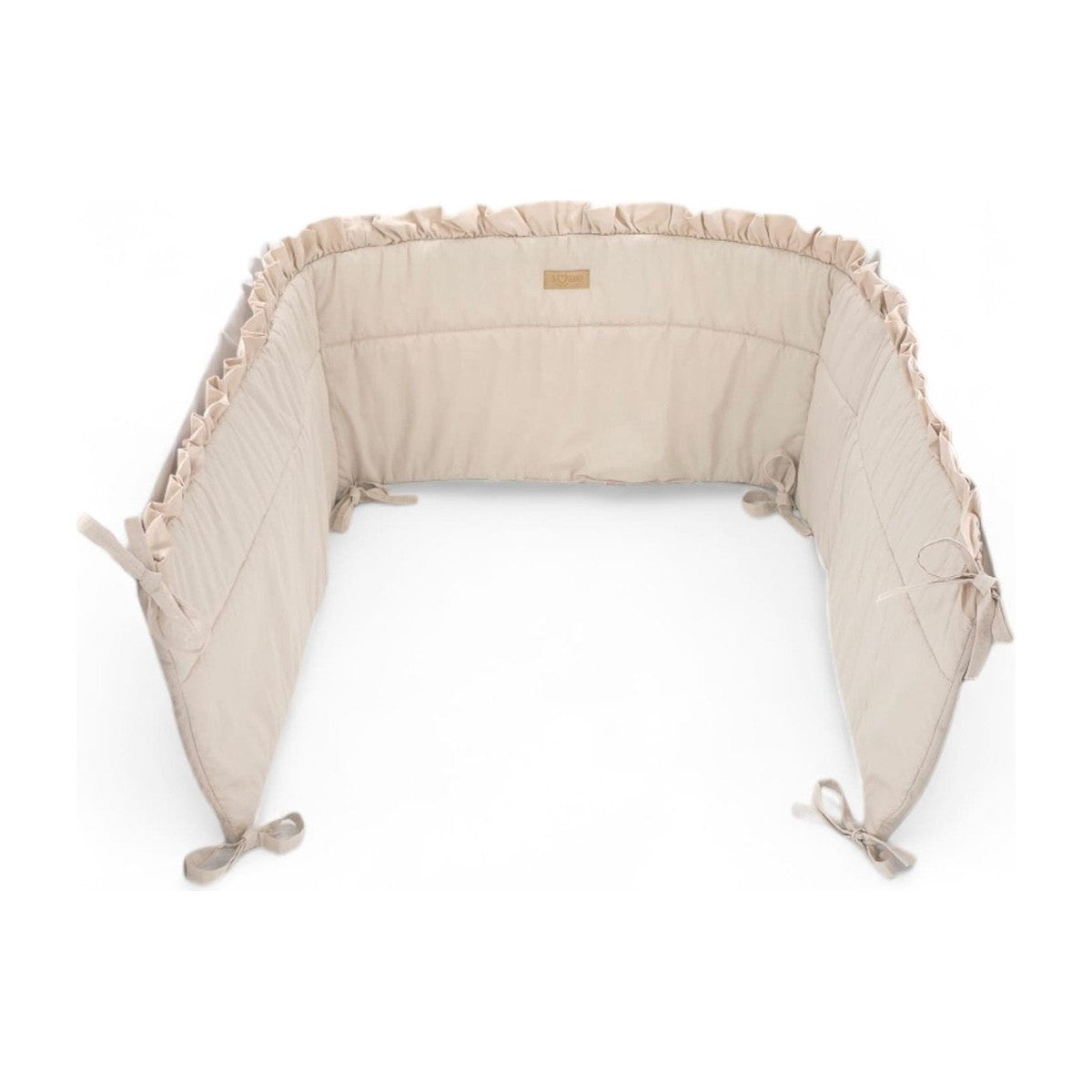 Soosie bedomrander FRILL beige, vooraanzicht met sierlijke ruches