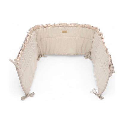 Soosie bedomrander FRILL beige, vooraanzicht met sierlijke ruches