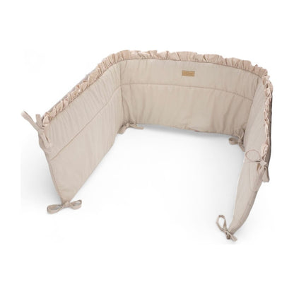 Soosie bedomrander FRILL Beige, zijaanzicht met striklinten