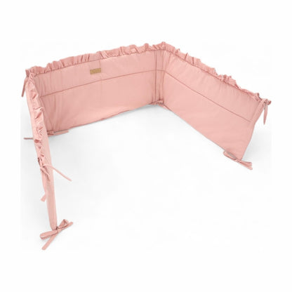 Soosie bedomrander FRILL roze, opgesteld in het ledikant