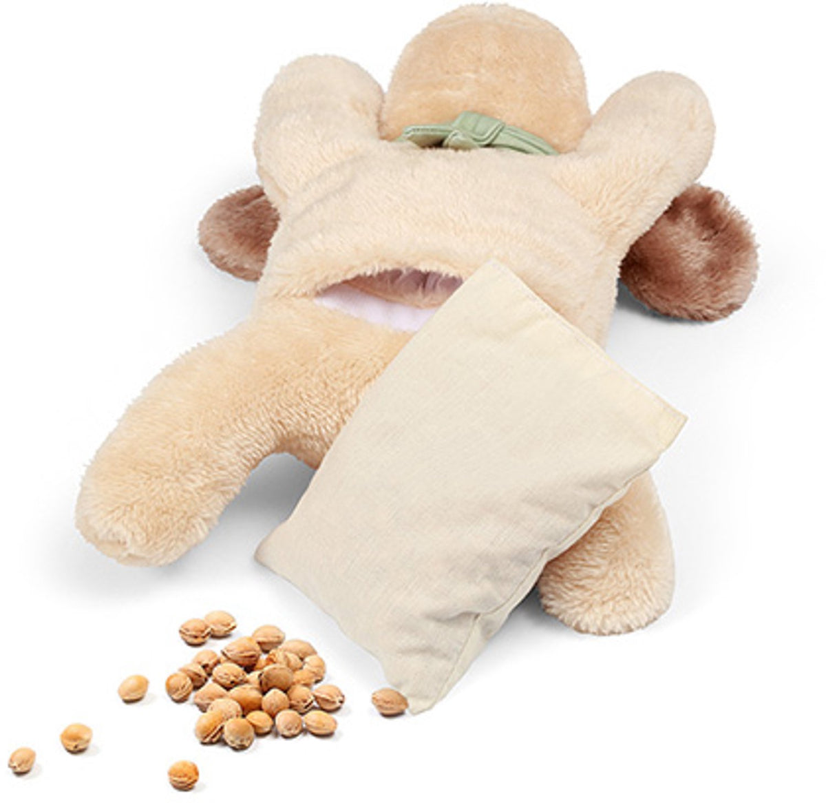 Het uitneembare binnenkussen met kersenpitten naast de knuffel