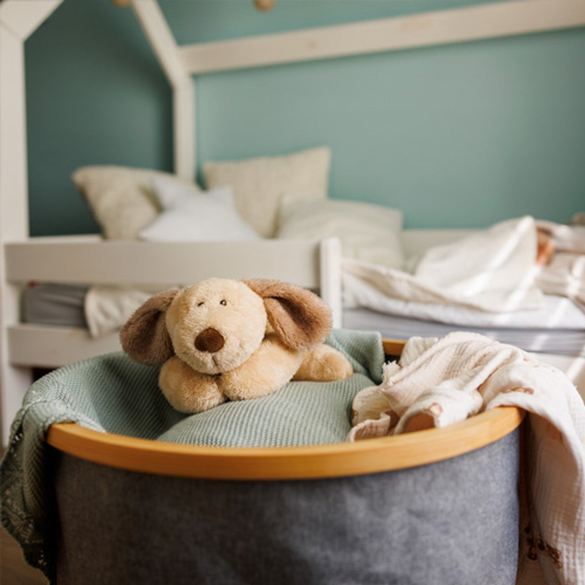 Kersenpitknuffel hond in een opbergmand in de kinderkamer