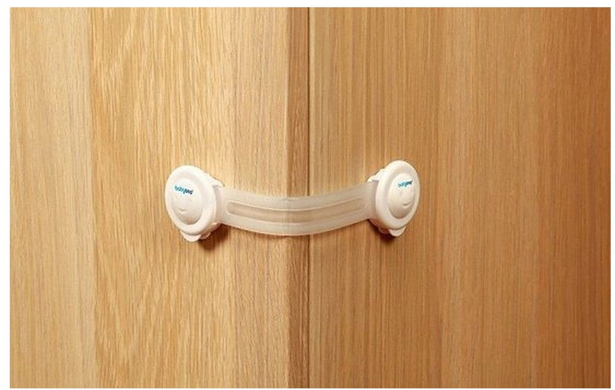 Kastdeurklem gesloten op een houten kastdeur