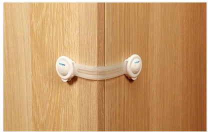 Kastdeurklem gesloten op een houten kastdeur