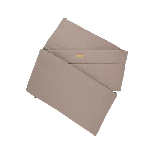 Bedomrander – CLASSIC Collectie – 180×30 cm – Ademend Katoen – Bruin – Beschermende Bedbumper met Striklinten