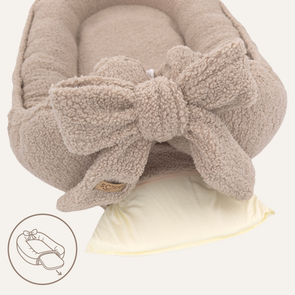 Teddy Bow Babynestje – Zacht Teddy Babynest met Uitneembaar Matras en Decoratieve Strik – Beige/Bruin