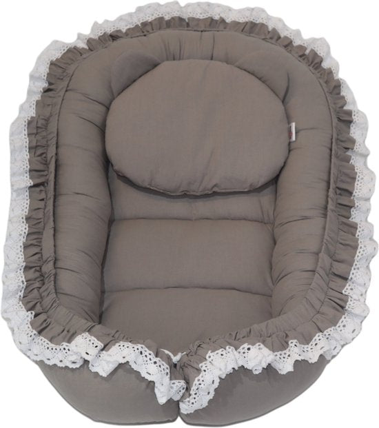 Babynestje LUXE van grijs katoen met ruche en bijpassend kussentje