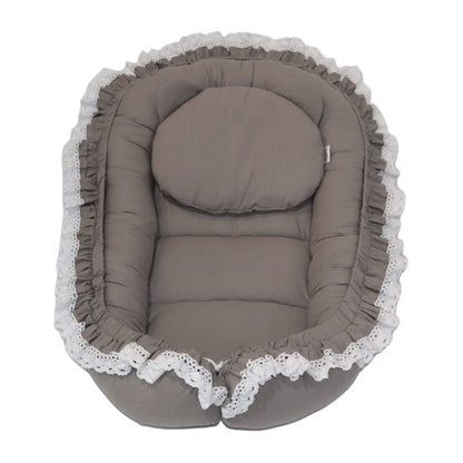 Babynestje LUXE van grijs katoen met ruche en bijpassend kussentje