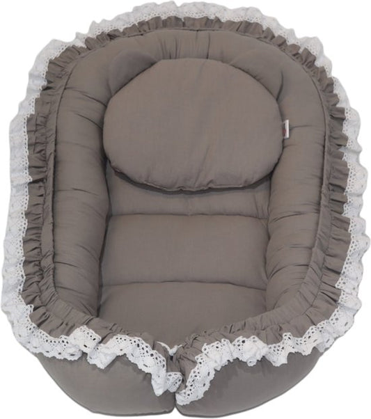 Babynestje LUXE van grijs katoen met ruche en bijpassend kussentje