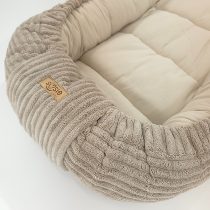 Soosie Babynestje – Corduroy & Katoen – Dubbelzijdig – Beige – 90×50 cm, Verstelbaar met Strikkoorden – Inclusief Kussentje