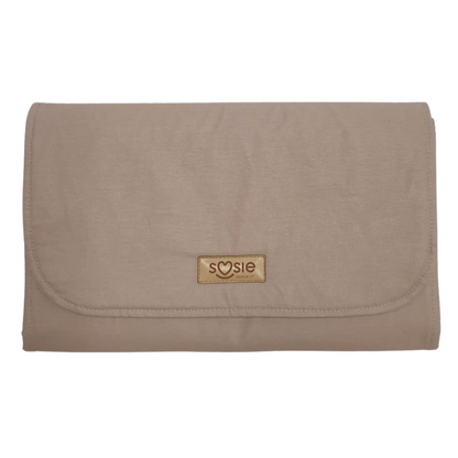 Soosie - Opvouwbaar Waterdicht Verschoonmatje – Reisverschoonmat Baby 70×55 cm – Beige – Met Vakje & Klittenbandsluiting