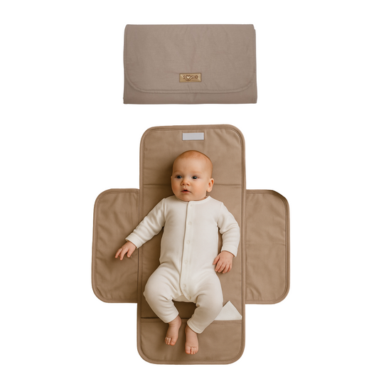 Soosie opvouwbaar verschoonmatje beige: opgevouwen met klittenband en uitgevouwen met baby erop, 70x55 cm