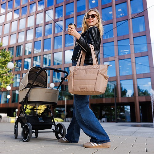 Moeder met CAMI luiertas Beige en kinderwagen