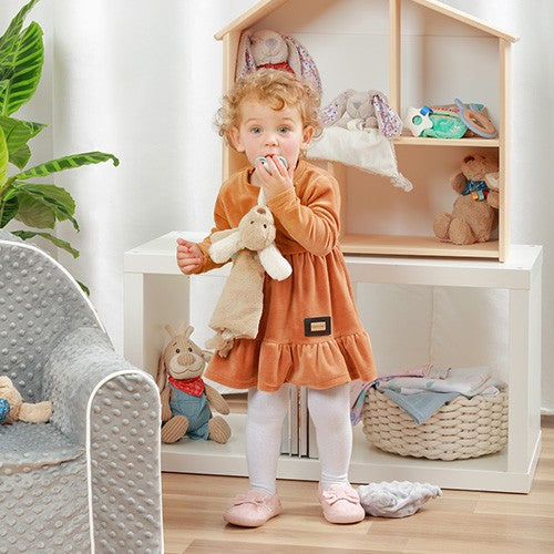 Peuter met knuffel Hondje Willy
