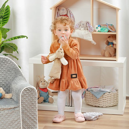 Peuter met knuffel Hondje Willy