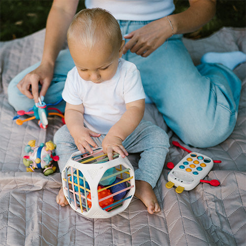 BabyOno Sensory Cube Box met 6 sensorische ballen, educatief speelgoed vanaf 18 maanden