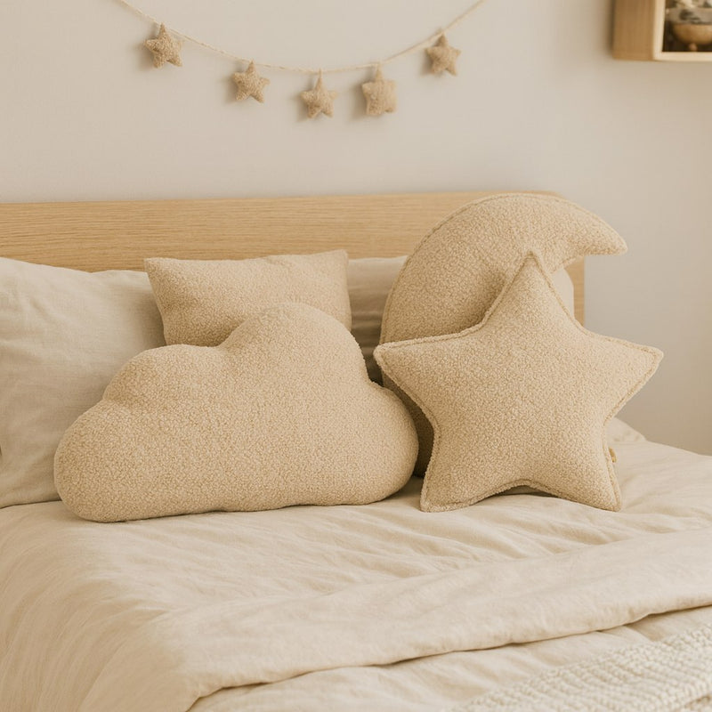 Beige sierkussens op een opgemaakt bed