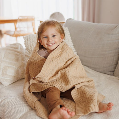 Kind gewikkeld in merino wollen babydeken Donkerbeige