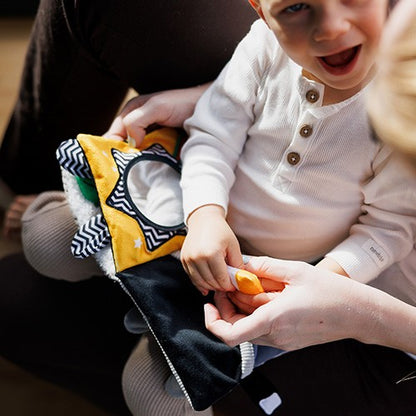 Baby speelt met het contrastboekje MOUSE