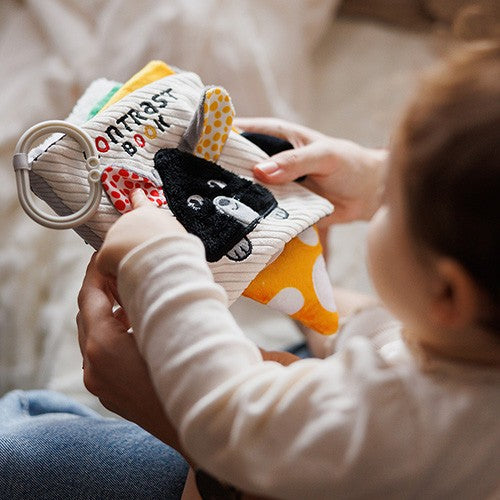 Baby ontdekt het contrastboekje MOUSE