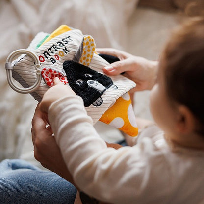 Baby ontdekt het contrastboekje MOUSE