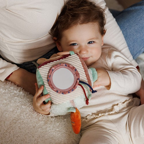 Baby speelt met de activiteitenkubus Rabbit Karo